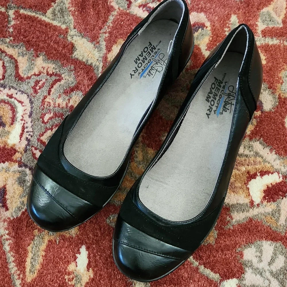 Life's stride velocity made with memory foam Elegant Black Women's Flats